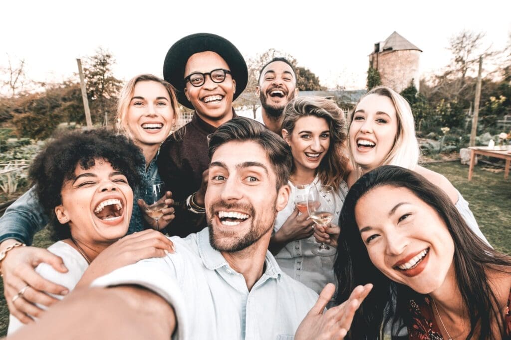 De manier om ongemakkelijke foto’s met vrienden te voorkomen