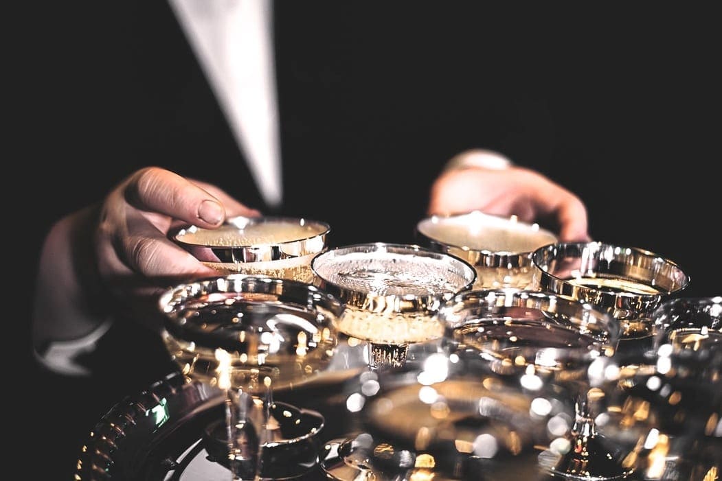 De meest gemaakte fout bij het inschenken van champagne