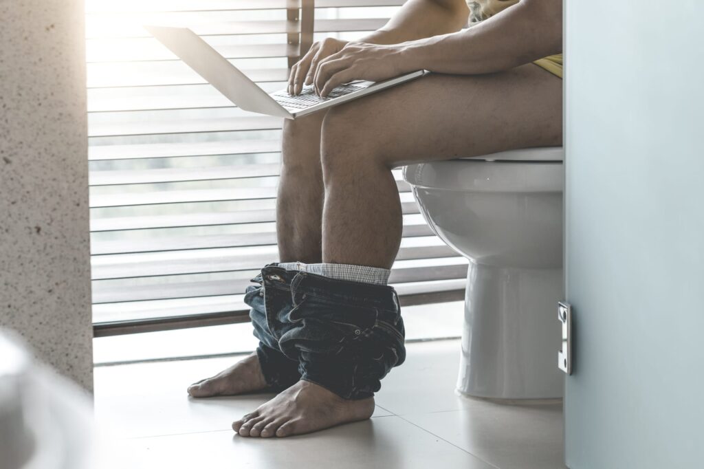 Dit is waarom mannen extreem lang op de wc zitten