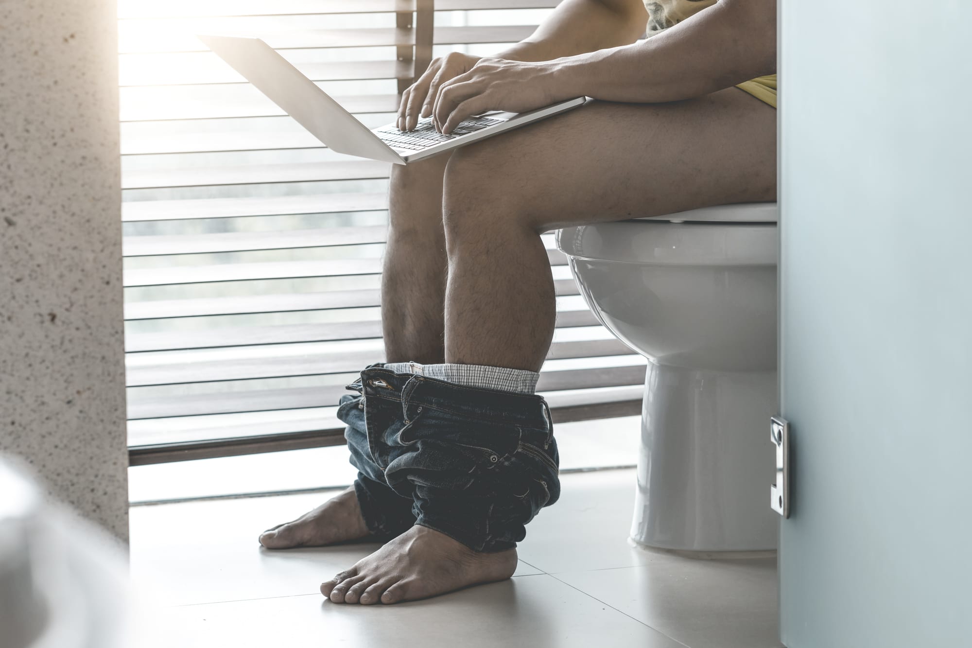 Dit is waarom mannen extreem lang op de wc zitten