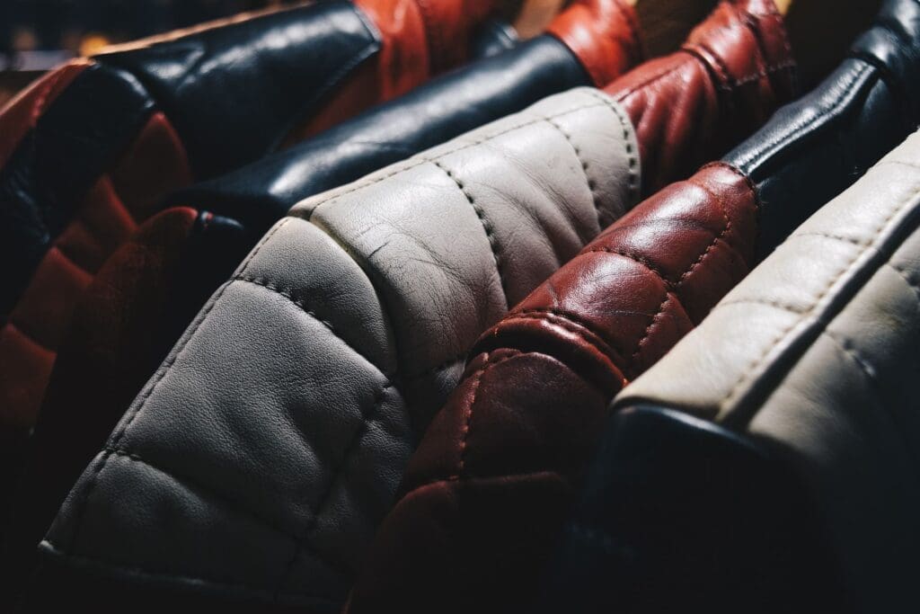 6 suede jassen die elke outfit afmaken