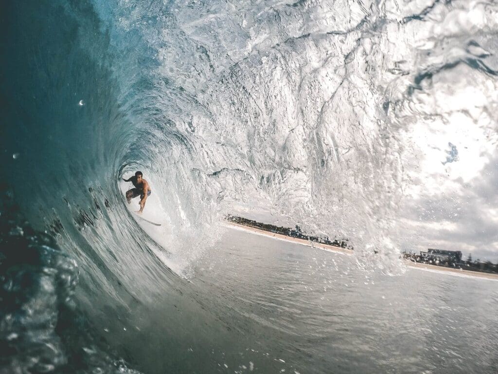 Surfer verbreekt wereldrecord surfen met golf van 25 meter