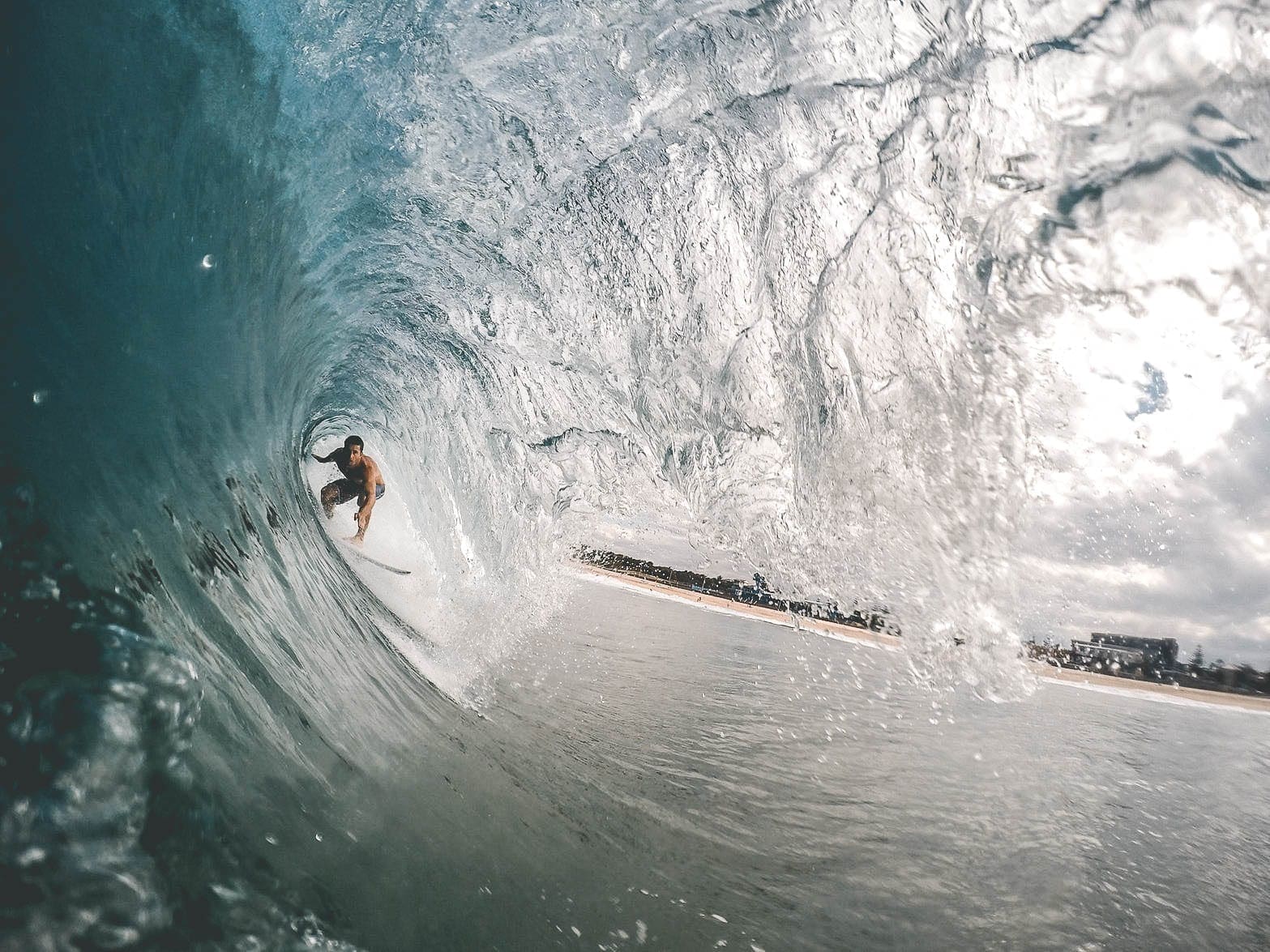 Surfer verbreekt wereldrecord surfen met golf van 25 meter