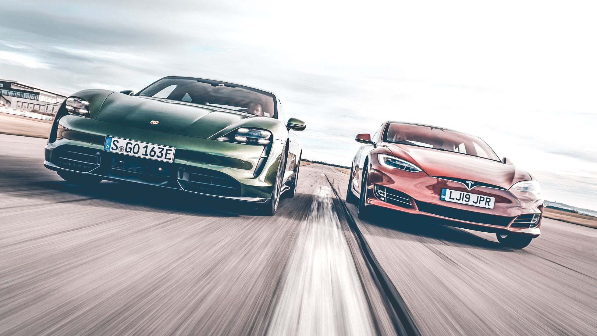 Porsche Taycan vs. Tesla Model S Performance in drag race