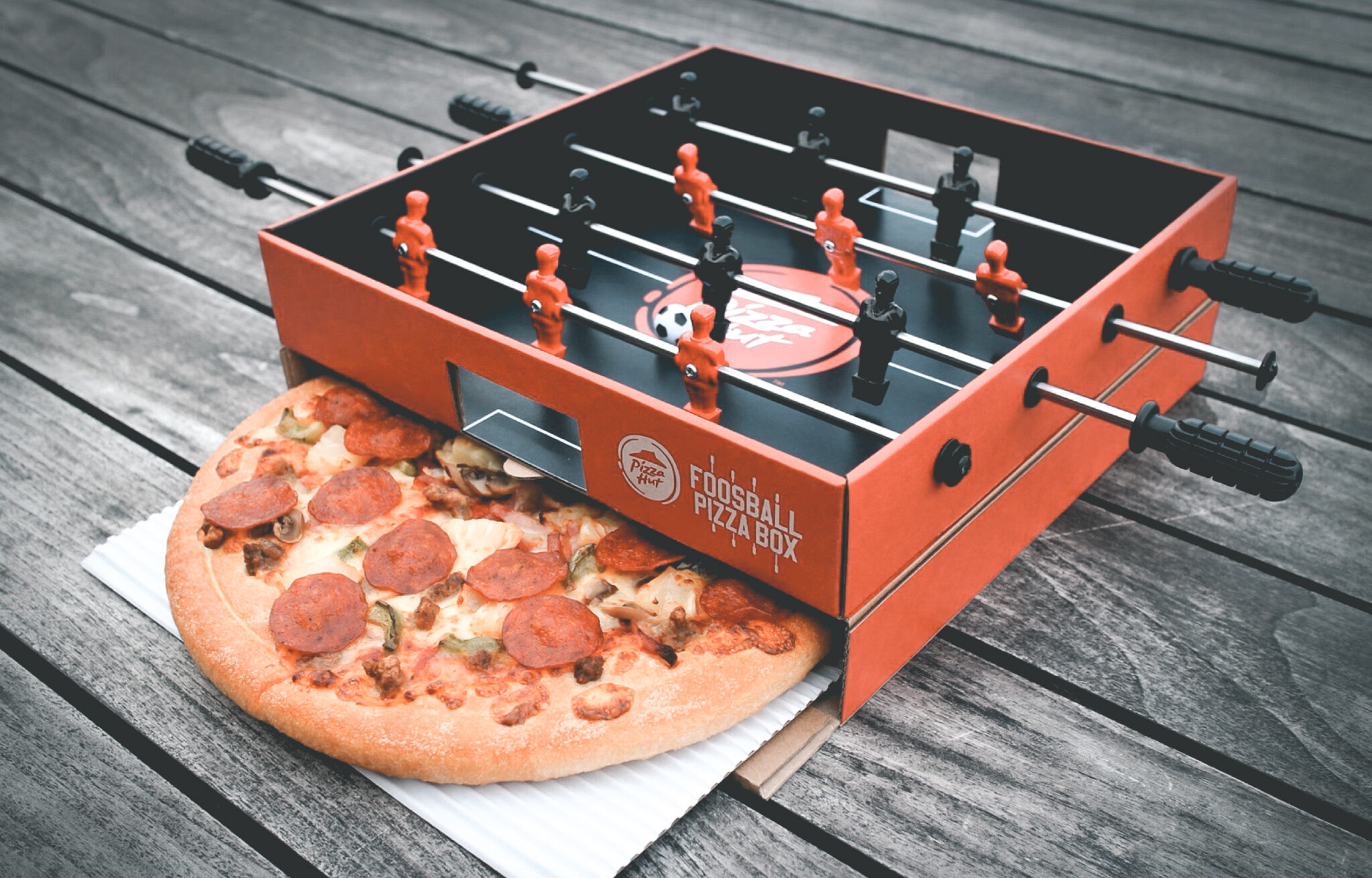 Match made in heaven: pizzadoos met voetbaltafel op de deksel