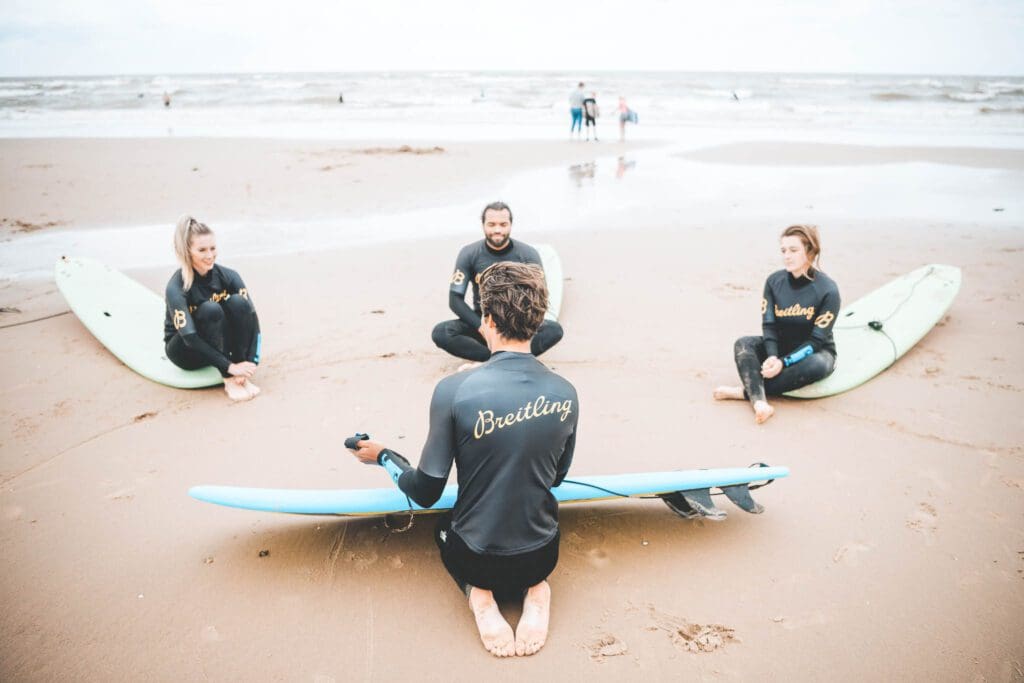 Bucketlist-dingen: surfen met een Breitling SuperOcean om je pols