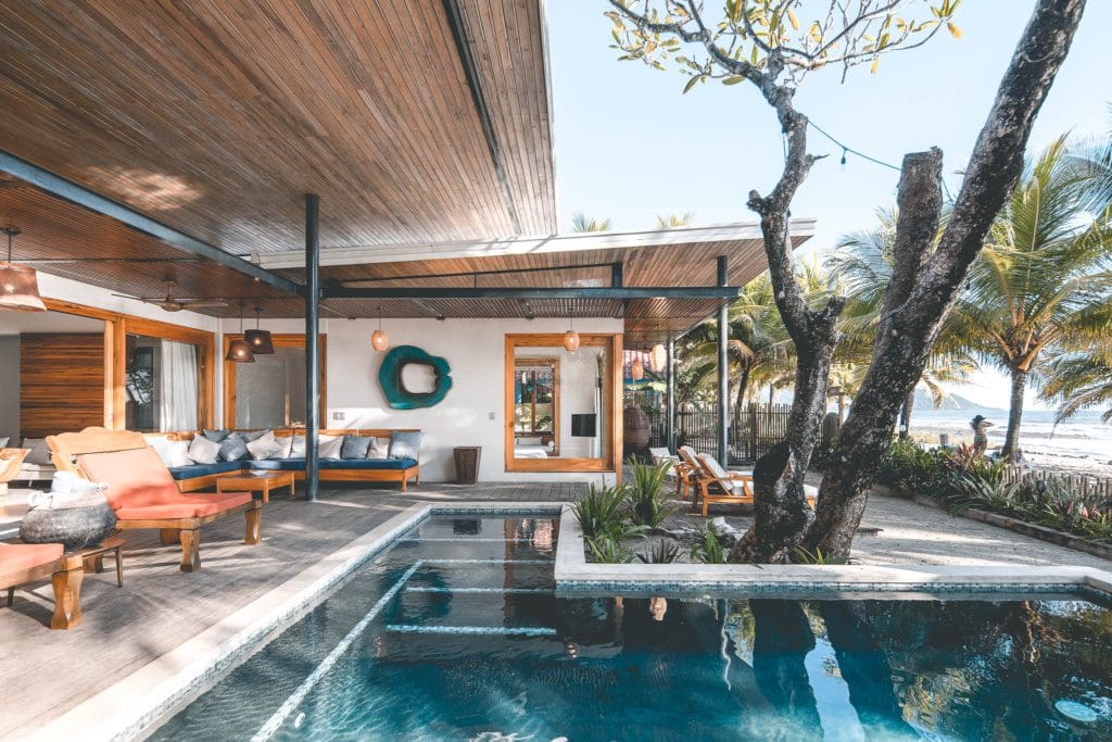 Airbnb Finds: cocktails slurpen in Costa Ricaanse designvilla