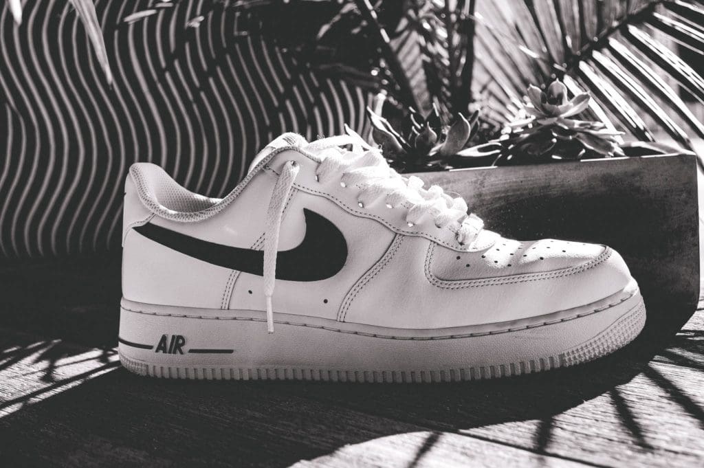 Lifehack: zo krijg je vouwen uit je sneakers