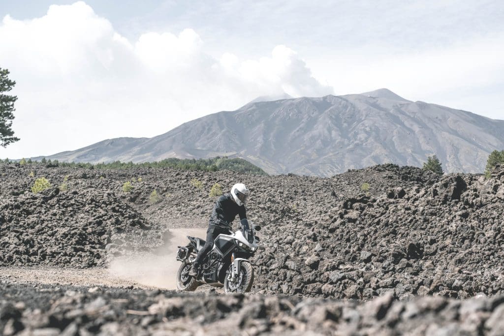 Bucketlist-dingen: vlammen over de Etna met de all-road Zero DSR/X