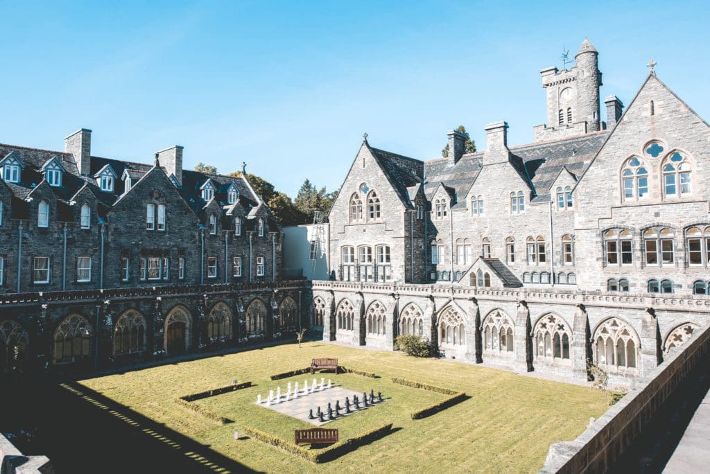 Airbnb Finds: vier Halloween in een oude abdij naast Loch Ness