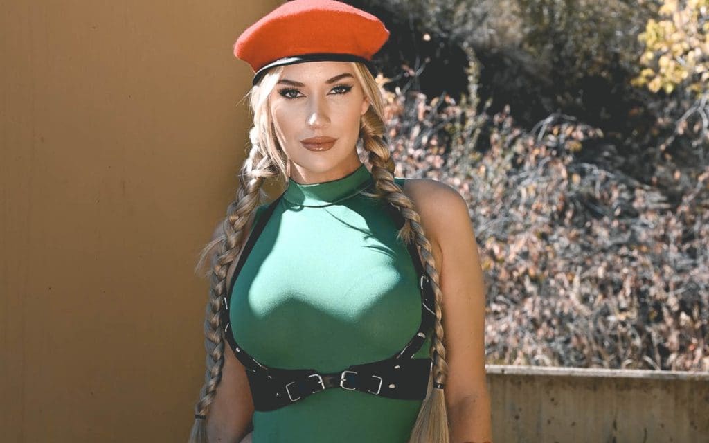 Paige Spiranac wint Halloween als Cammy uit Street Fighter