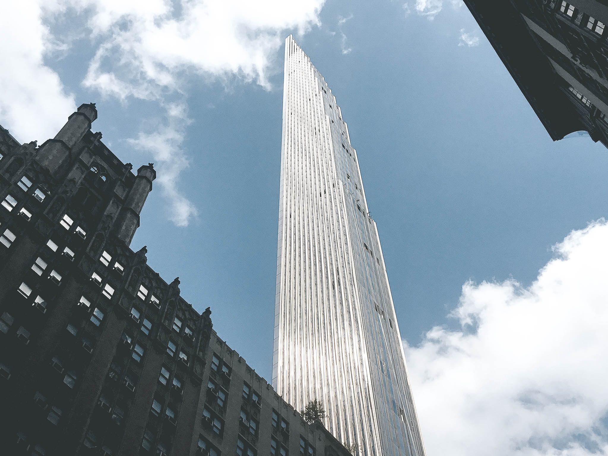 Maak kennis met de smalste wolkenkrabber ter wereld, midden in New York