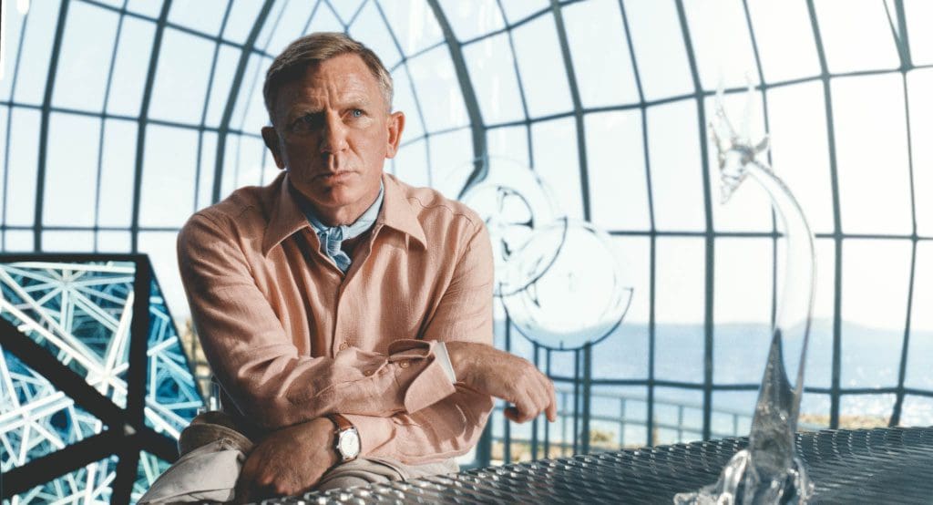 Daniel Craig schittert in officiele Netflix trailer Glass Onion: A Knives Out Mystery