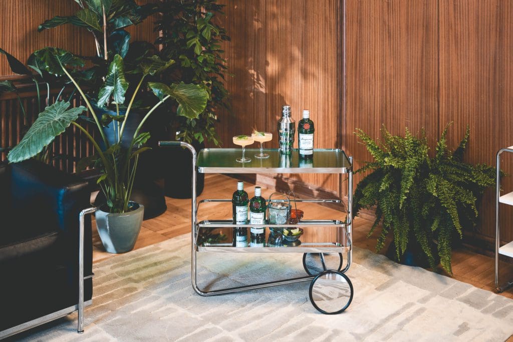Tanqueray en Thonet tillen iconische S 179 bar cart naar een hoger niveau