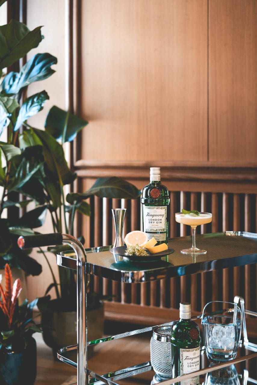 , <strong>Tanqueray en Thonet</strong> tillen iconische S 179 bar cart naar een hoger niveau