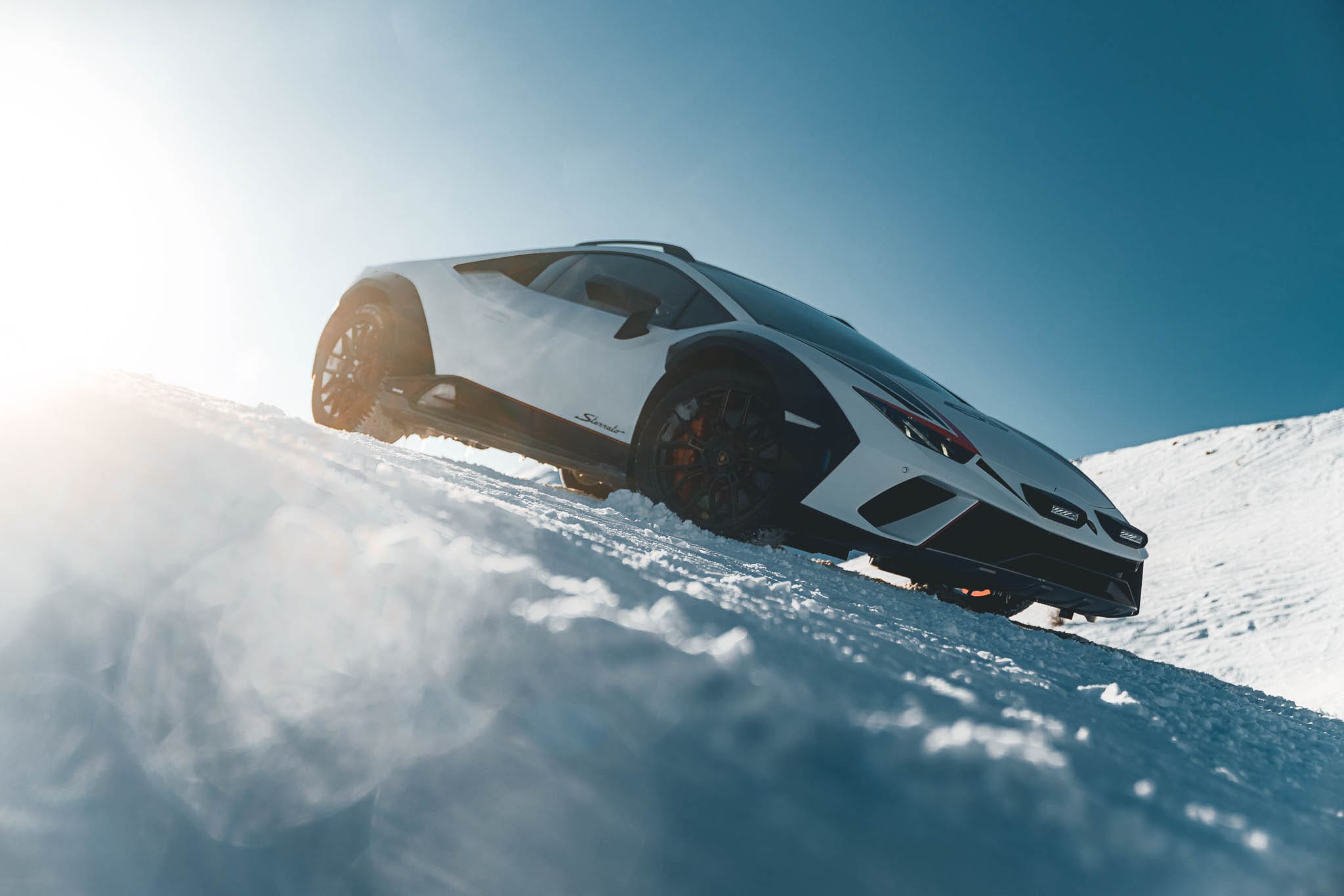 Lamborghini Huracan Sterrato beukt over pistes in dikke video