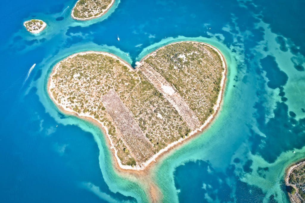 ‘Island of Love’, waar Jeff Bezos en Michael Jordan feesten, staat nu te koop