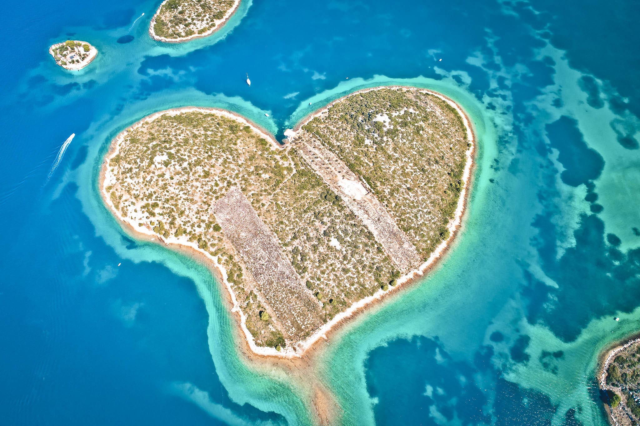 ‘Island of Love’, waar Jeff Bezos en Michael Jordan feesten, staat nu te koop