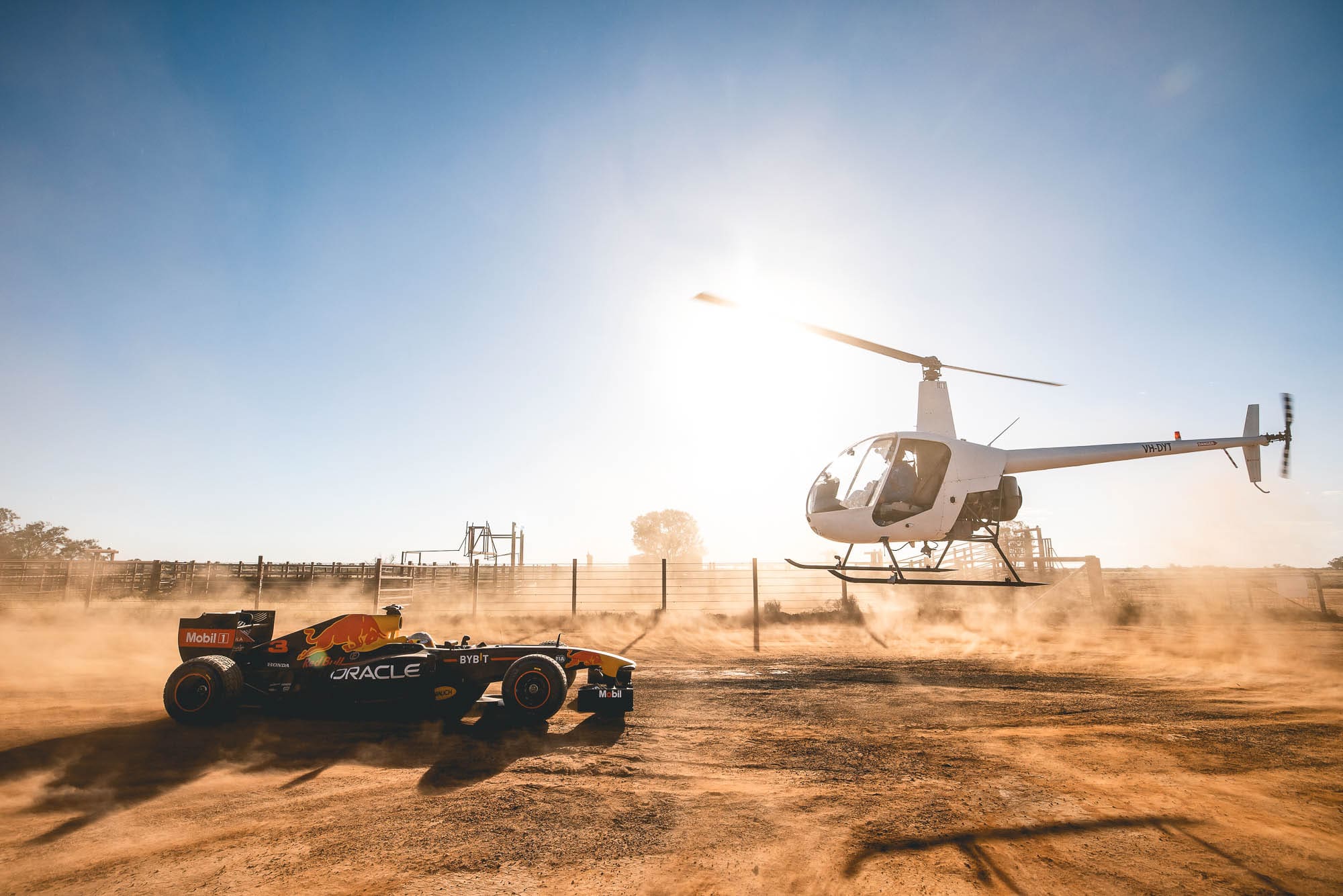 Daniel Ricciardo showt Australie tijdens brute F1-roadtrip