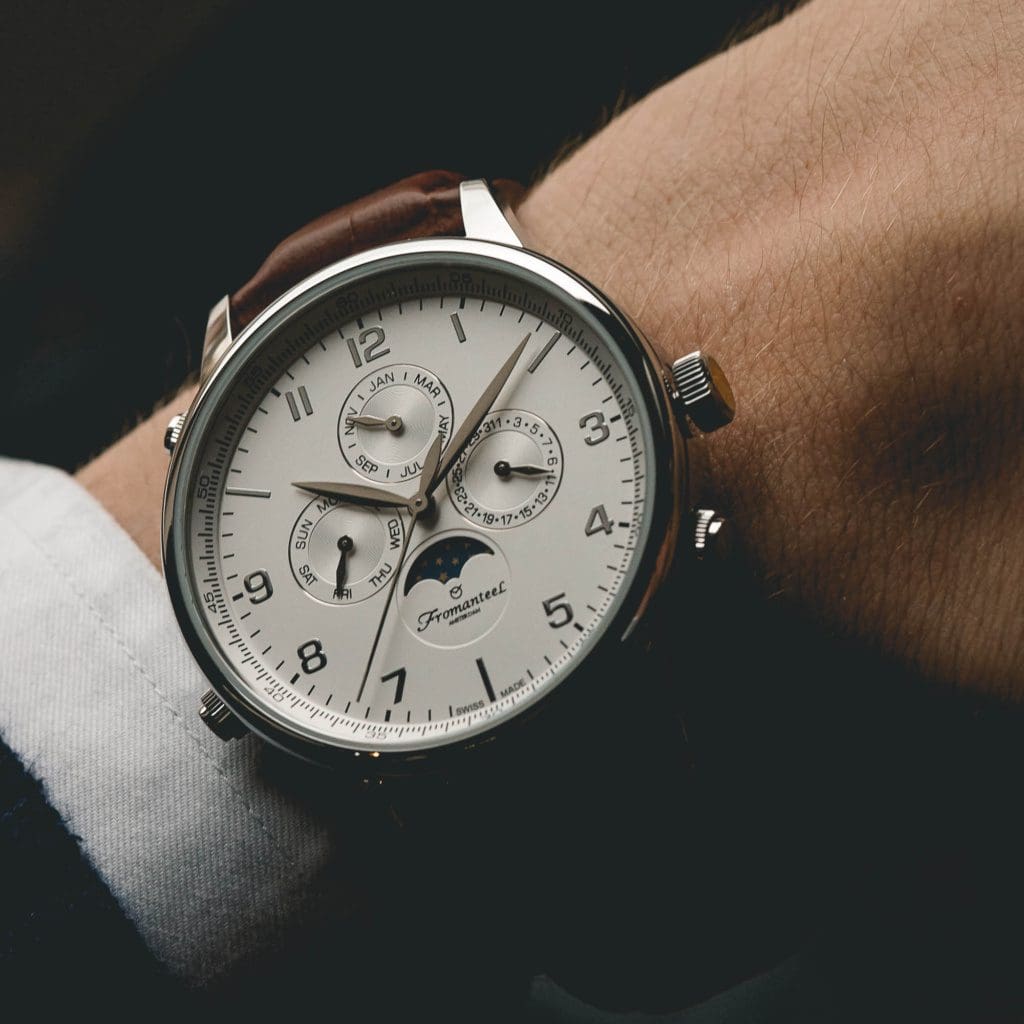 Uit de kunst: dit stijlvolle, klassieke horloge vertelt jou de maanfase