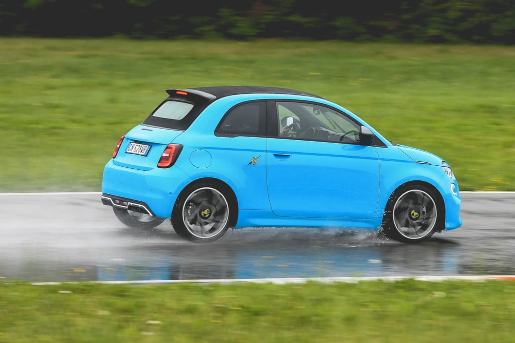 Ultieme rijtest: circuitrijden met de kleine, snelle Abarth 500e