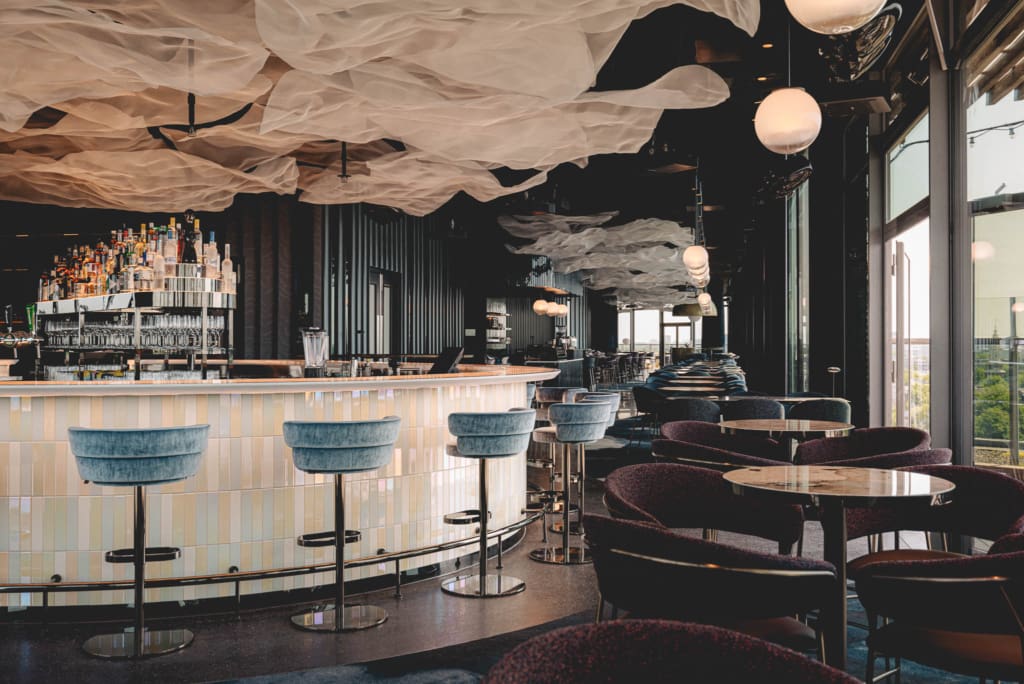 Deze rooftopbar stijgt boven Amsterdam uit
