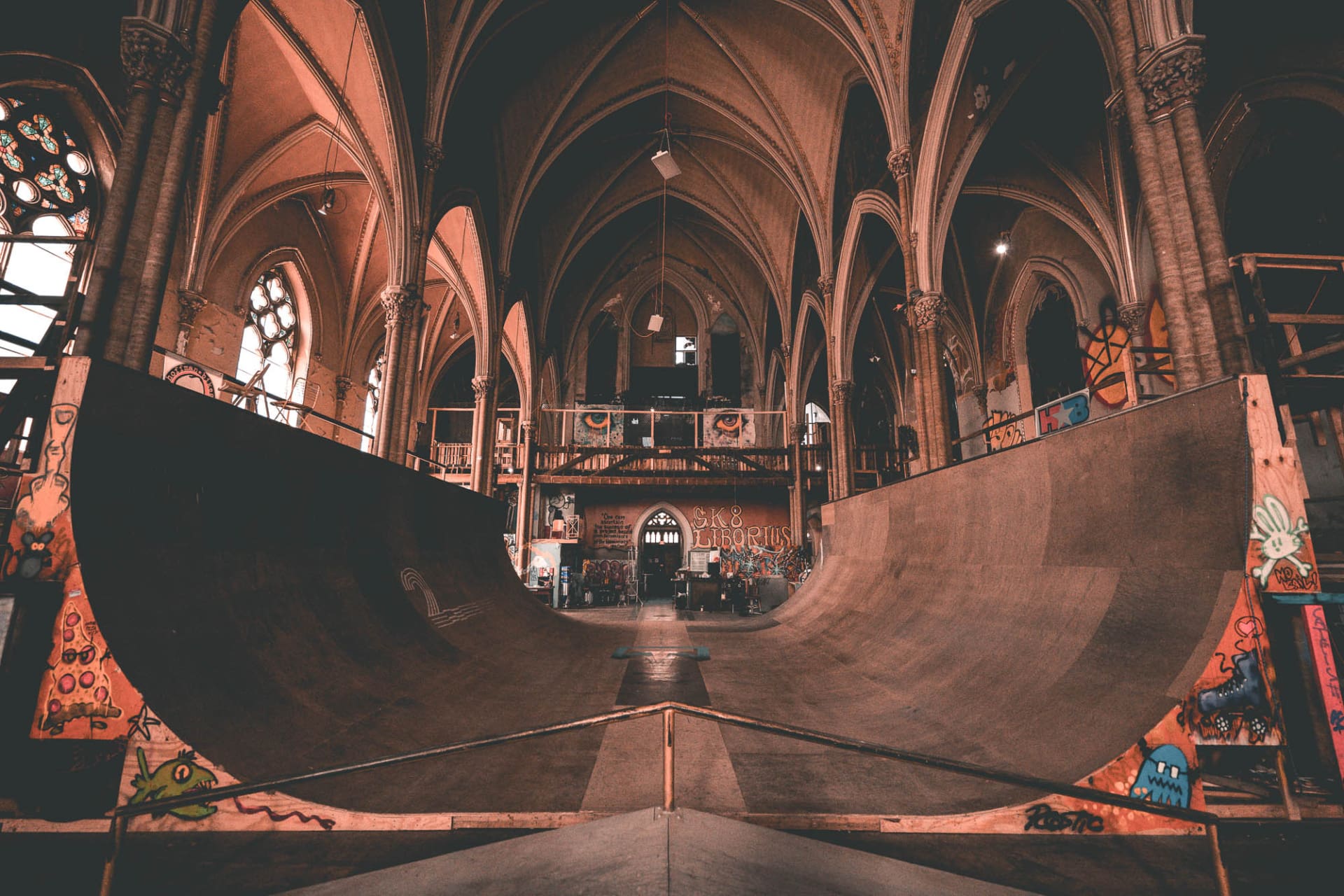kerk, <strong>Must watch:</strong> Sk8 Liborius tovert historische kerk om naar skatewalhalla