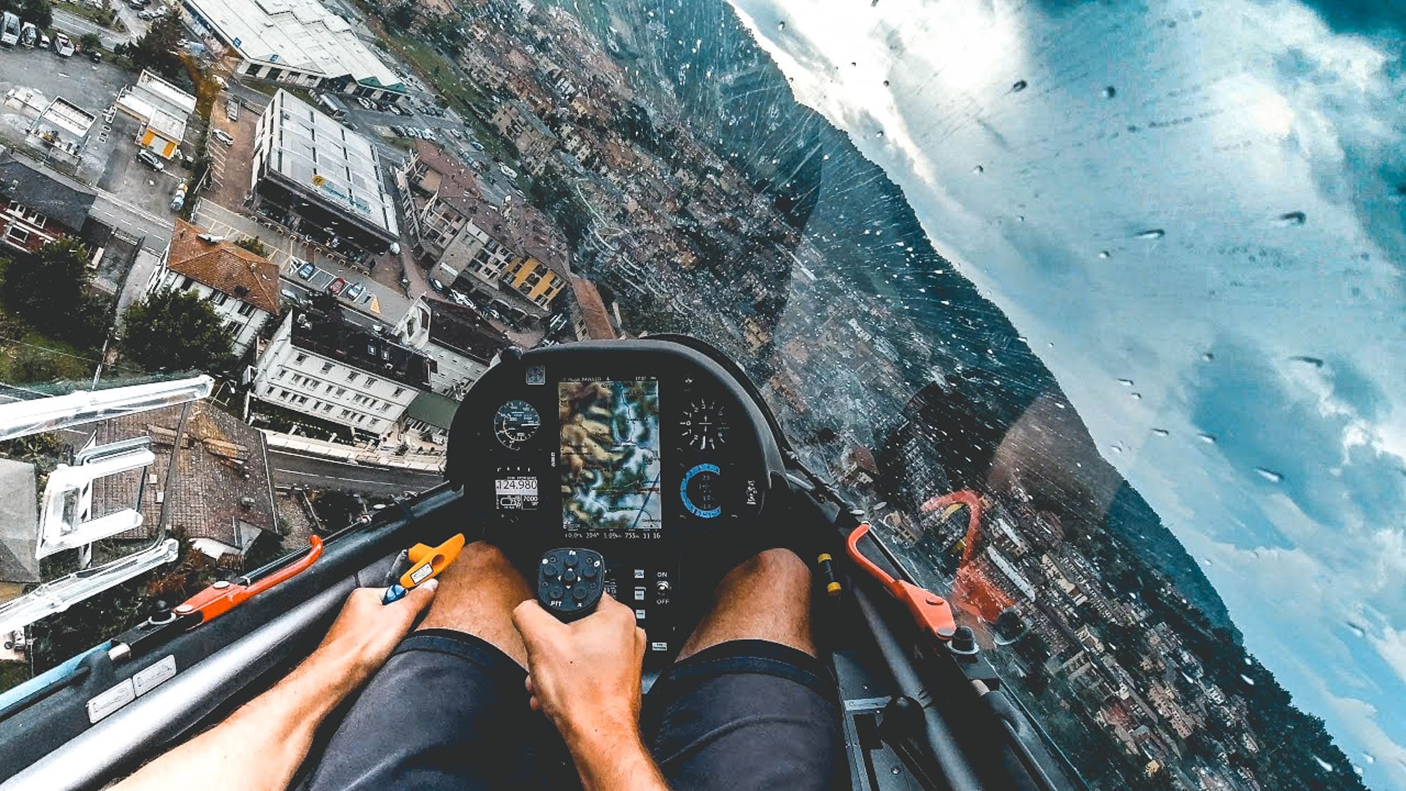 POV: zweefvliegtuig ‘glijdt’ met prachtig uitzicht over Italie