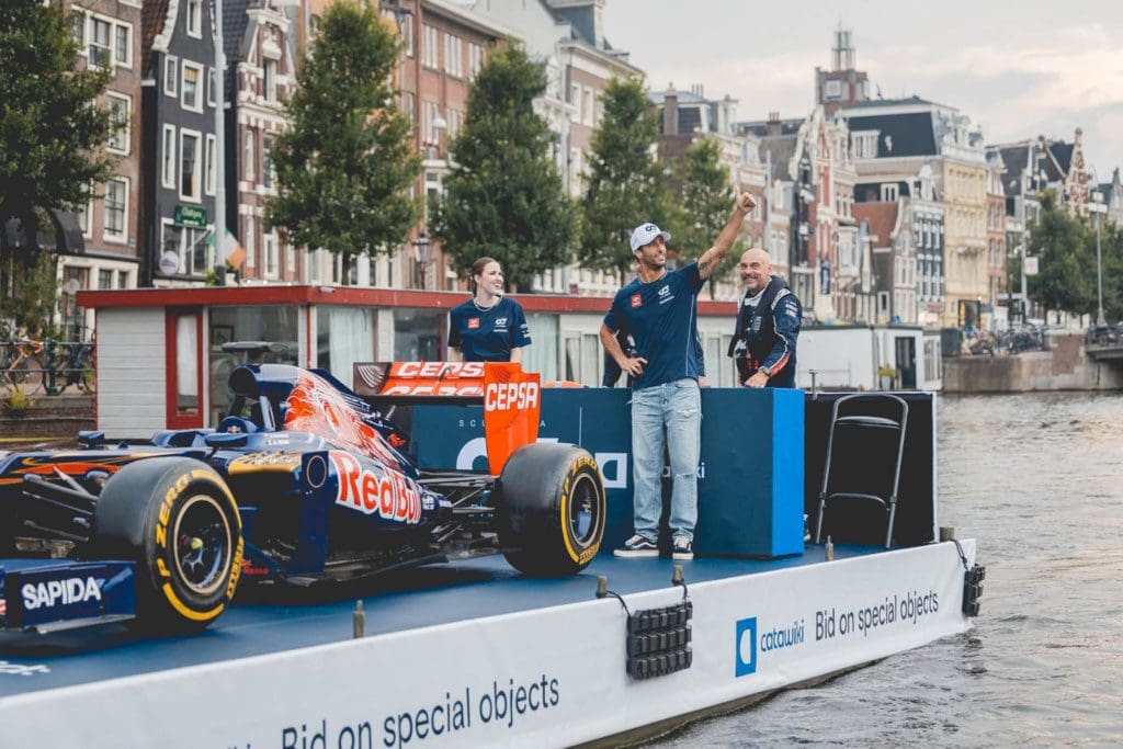 Daniel Ricciardo ‘racet’ op Amsterdamse grachten met zijn STR7 F1-auto