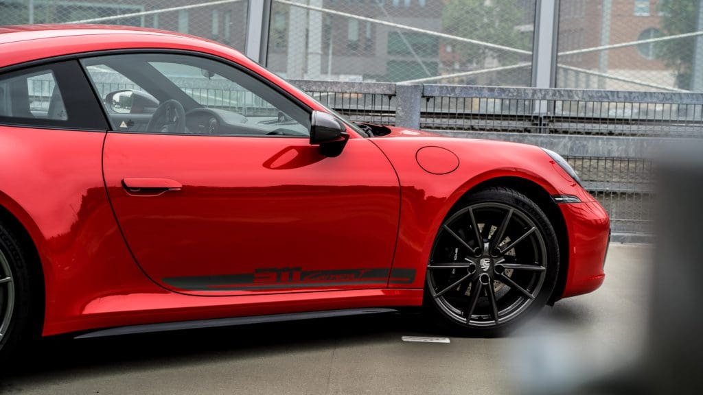Ouderwets gasgeven en schakelen met de Porsche 911 (992) Carrera T