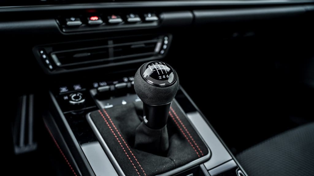Porsche 911 Carrera T, Ouderwets gasgeven en schakelen met de <strong>Porsche 911 (992) Carrera T</strong>