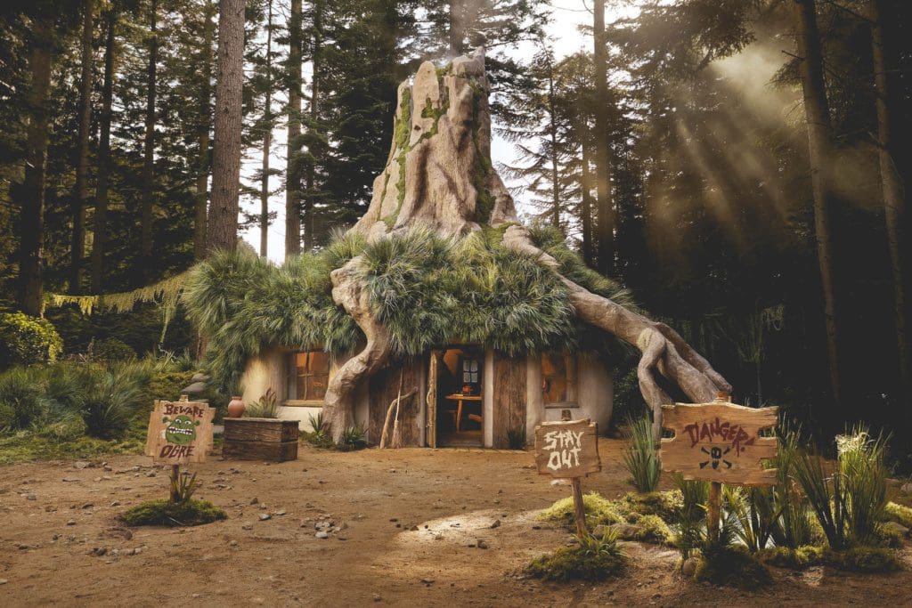 Deze Airbnb laat je slapen in het moeras van Shrek