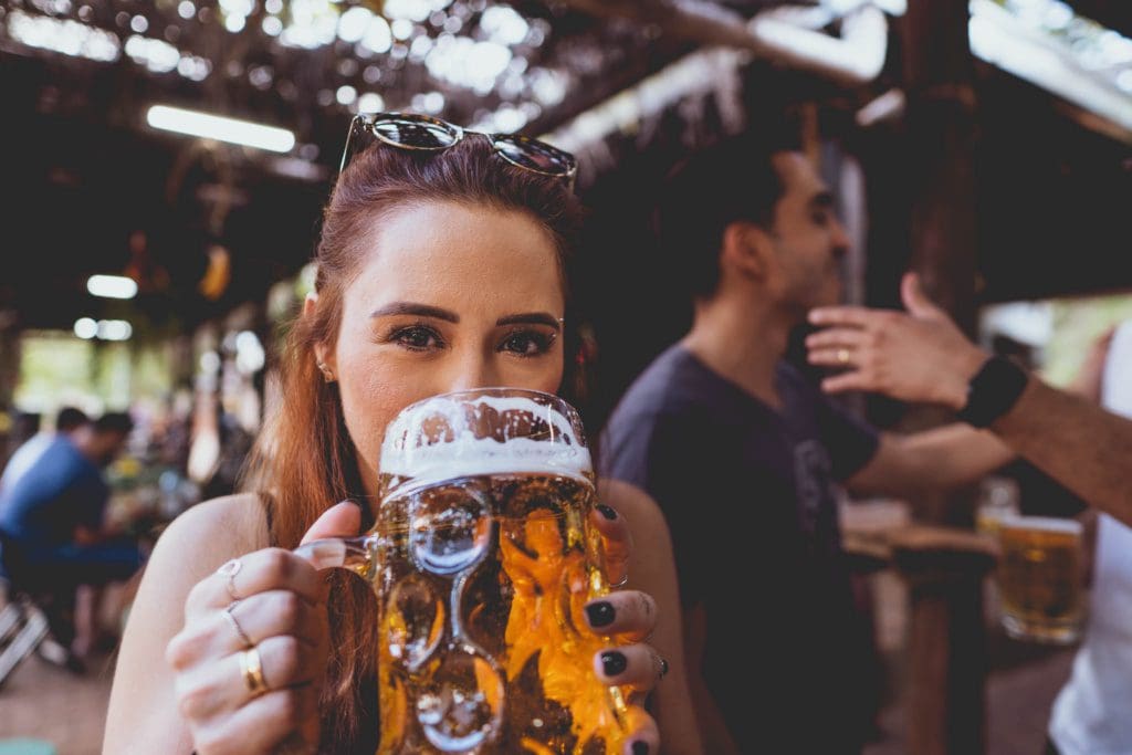Onderzoek toont: iemand wordt niet aantrekkelijker na een borrel op