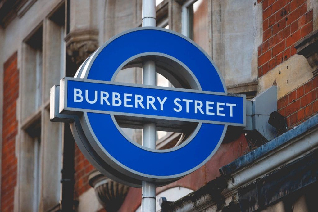 Burberry gaat full British