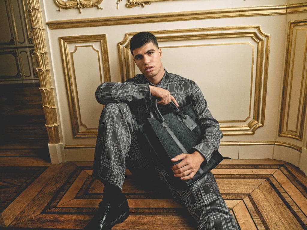 Louis Vuitton ‘pakt’ SS24 formeel aan met Carlos Alcaraz