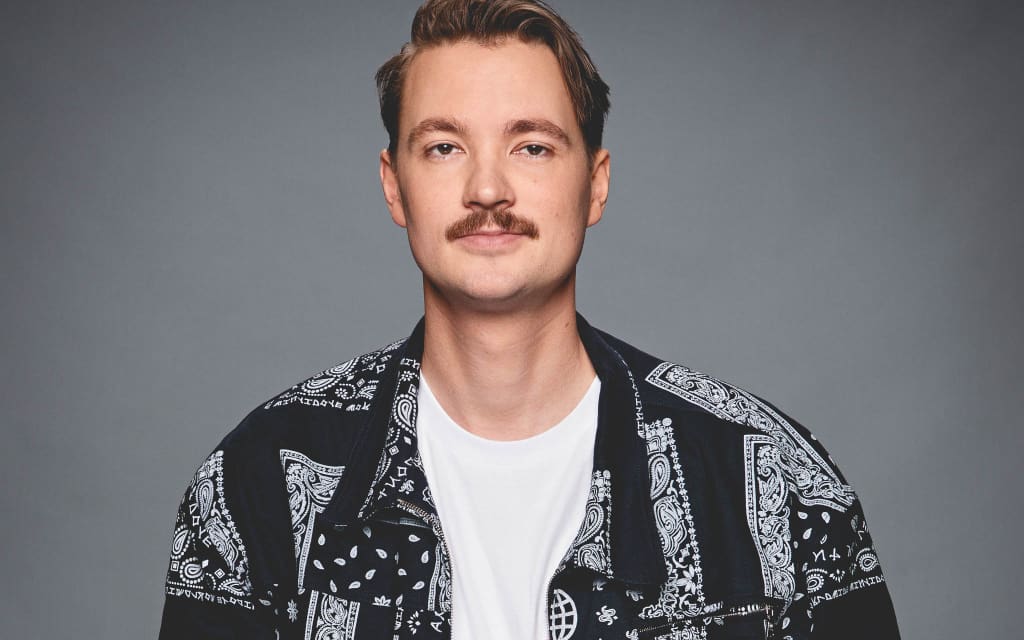In gesprek met Bram Krikke: de man achter de humorsnor