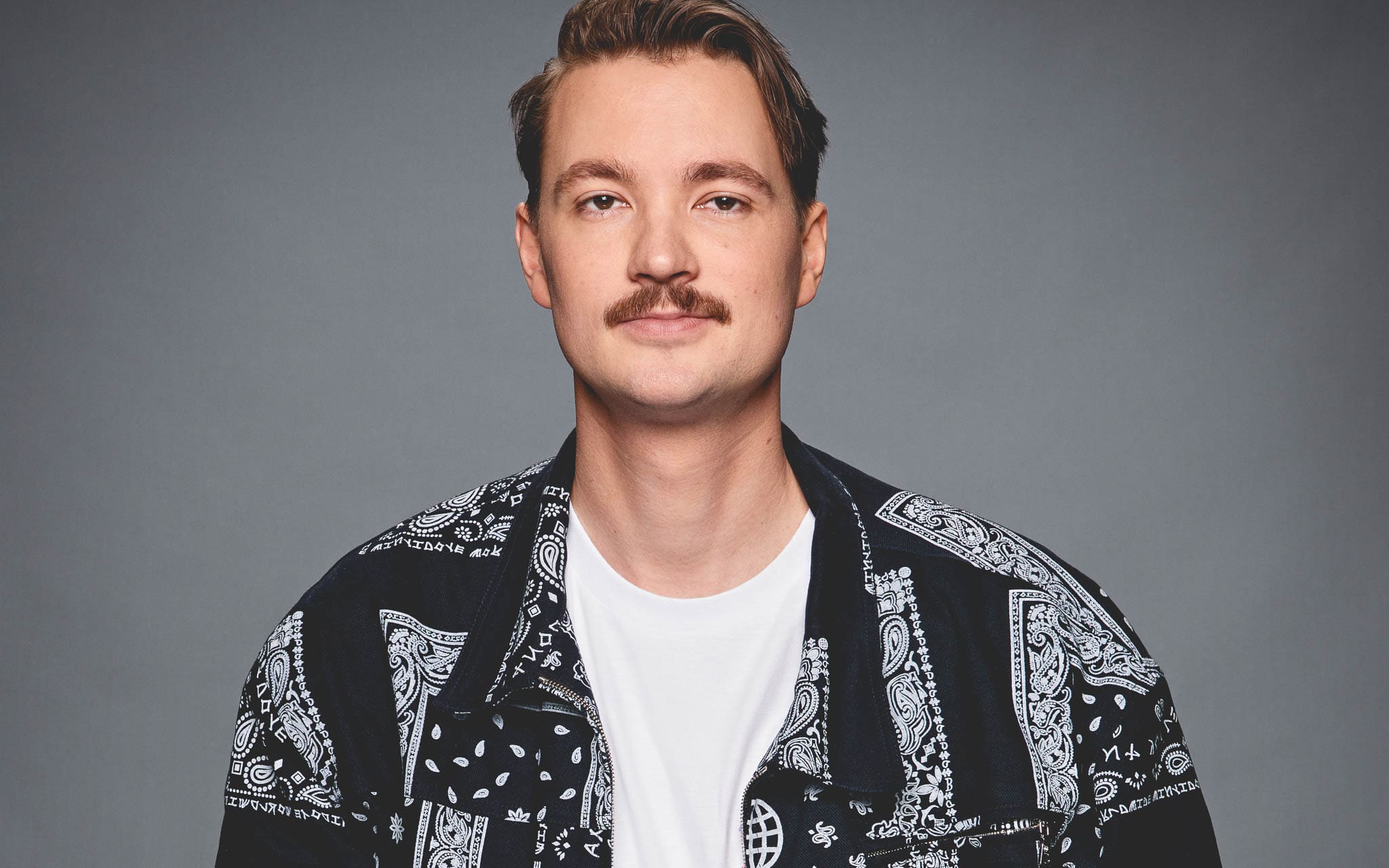 In gesprek met Bram Krikke: de man achter de humorsnor