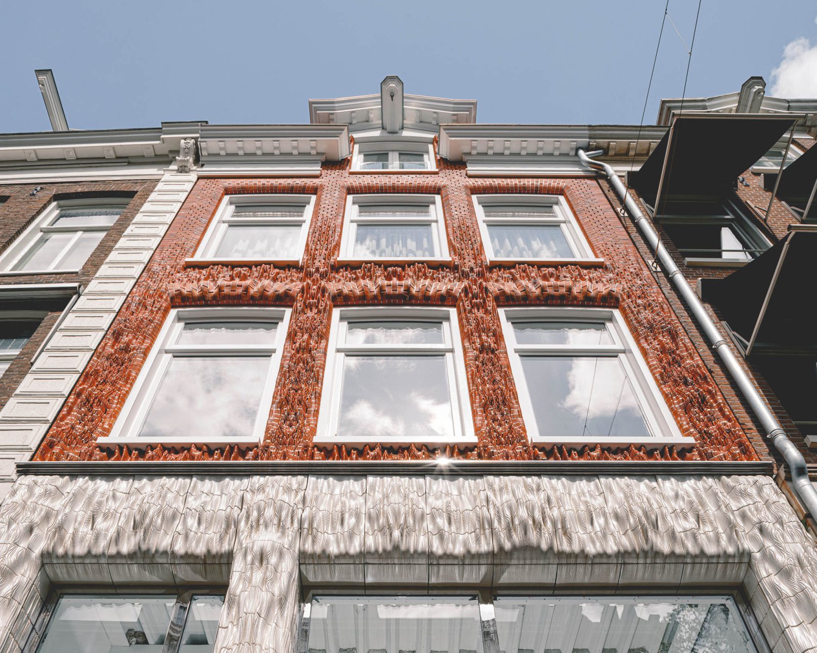 Studio RAP, <strong>Studio RAP</strong> tovert Amsterdamse gevel om tot breiwerk in keramische tegels