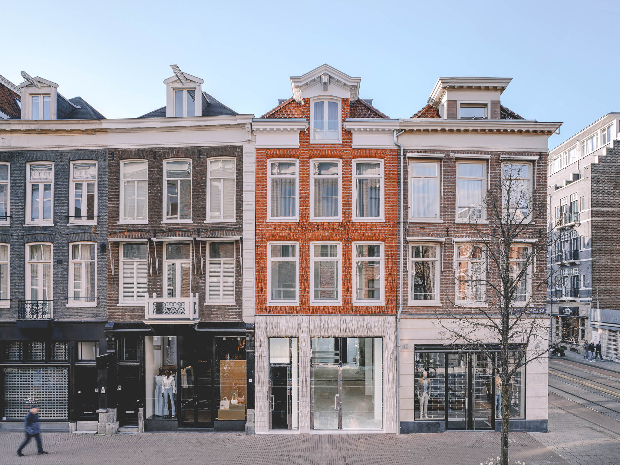 Studio RAP tovert Amsterdamse gevel om tot breiwerk in keramische tegels