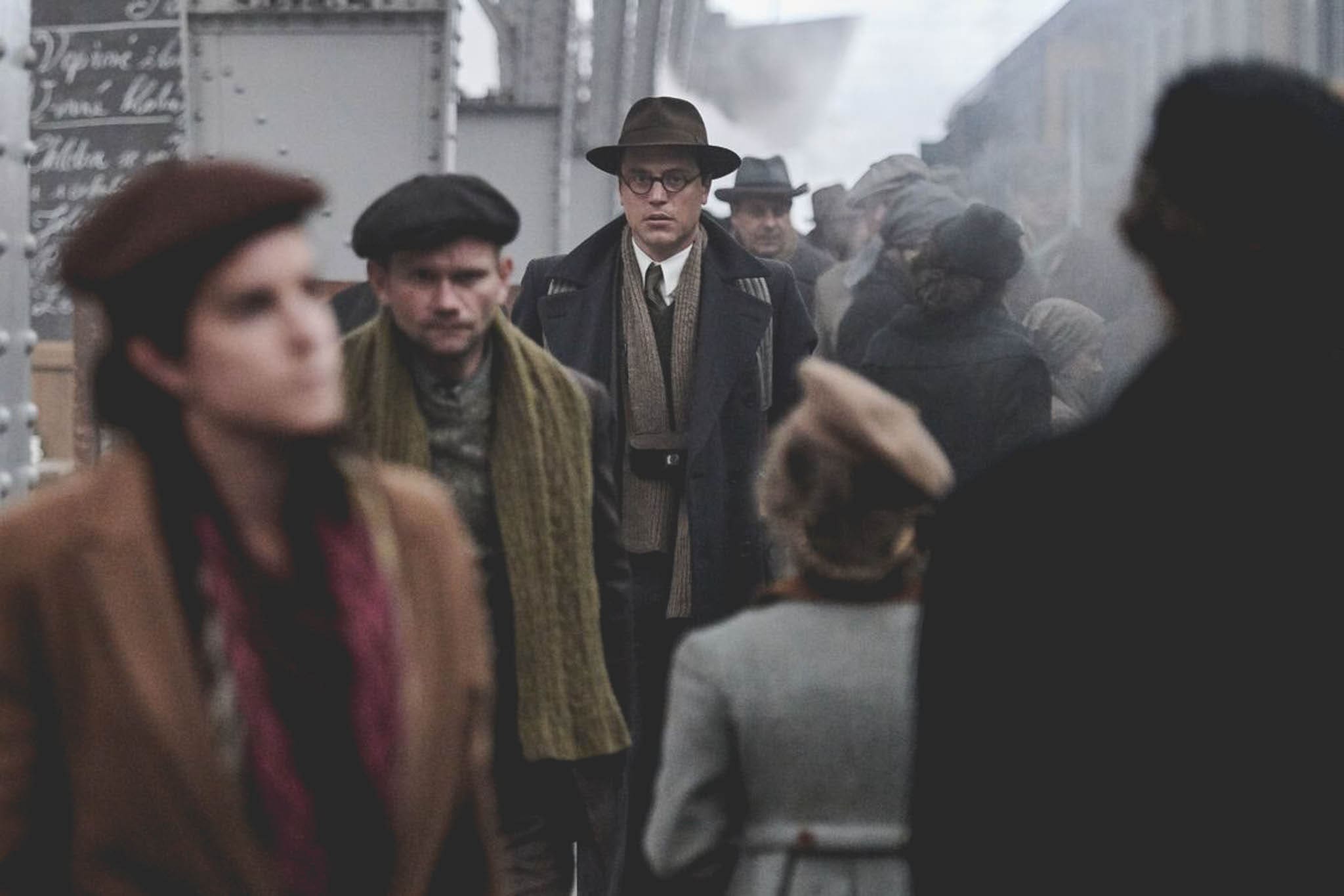 One Life vertaalt, met Anthony Hopkins, aangrijpend oorlogsverhaal naar witte doek