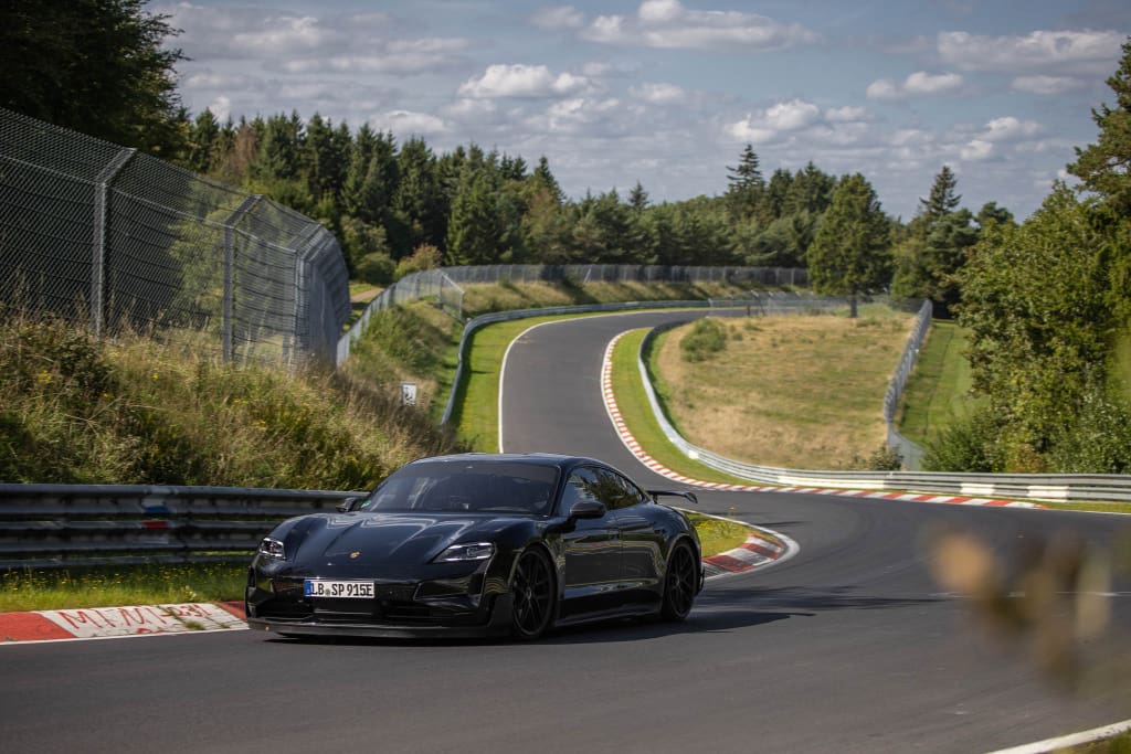 Vernieuwde Taycan vermorzelt eigen record met bloedsnelle tijd op Nürburgring