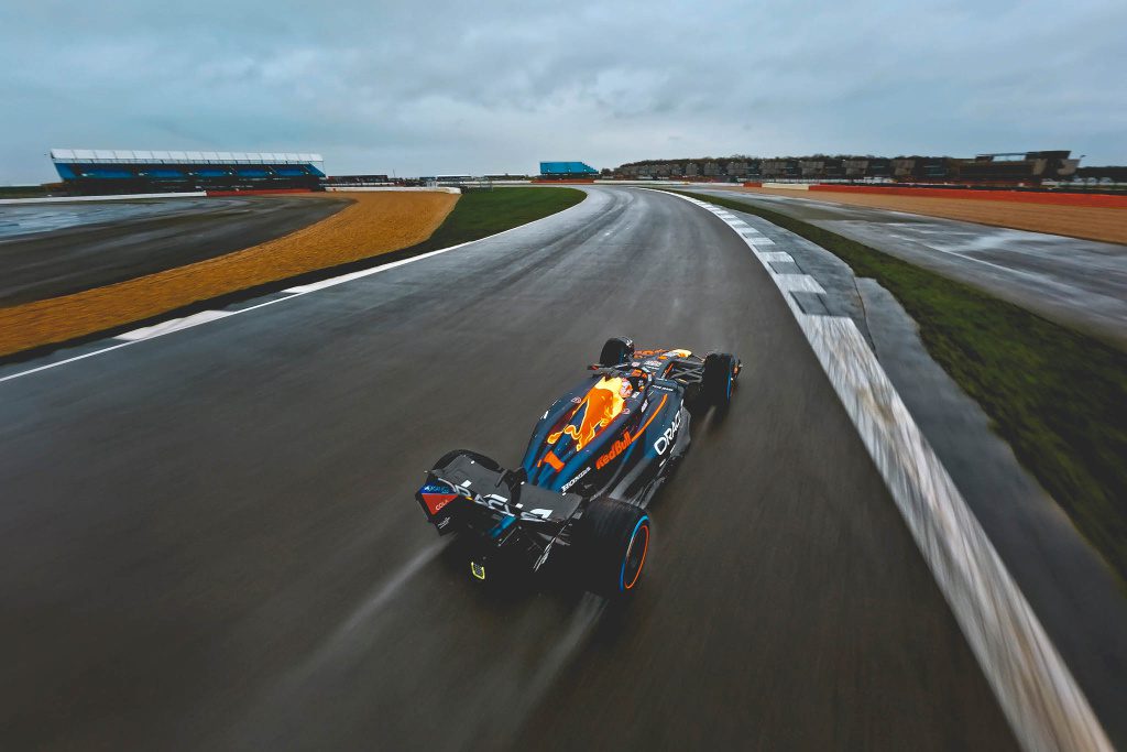 Nu al iconische dronevideo: met 350 km/u achter Verstappen aan