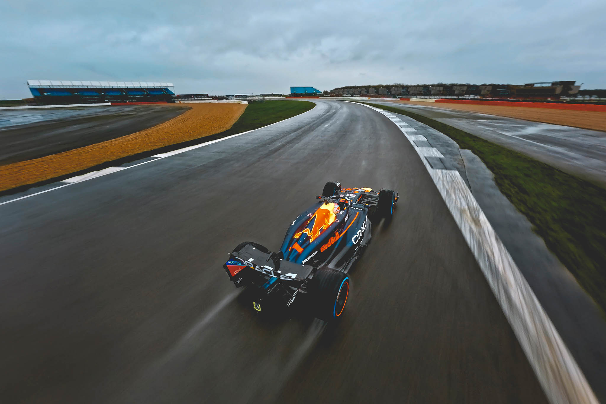 Nu al iconische dronevideo: met 350 km/u achter Verstappen aan