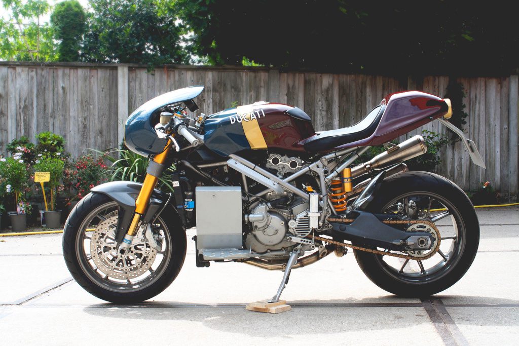 Moto Adonis tovert Ducati 999 om tot ware verhalenmachine