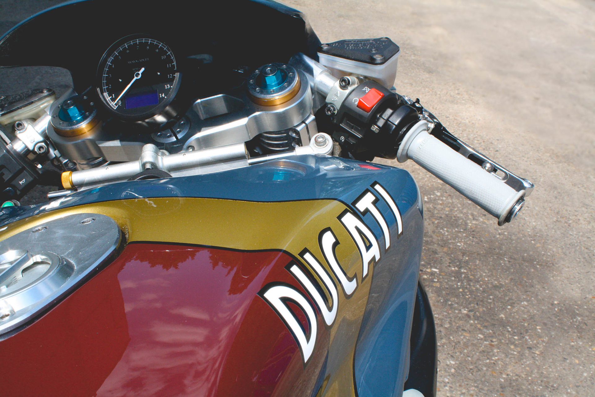 Ducati 999, <strong>Moto Adonis</strong> tovert Ducati 999 om tot ware verhalenmachine