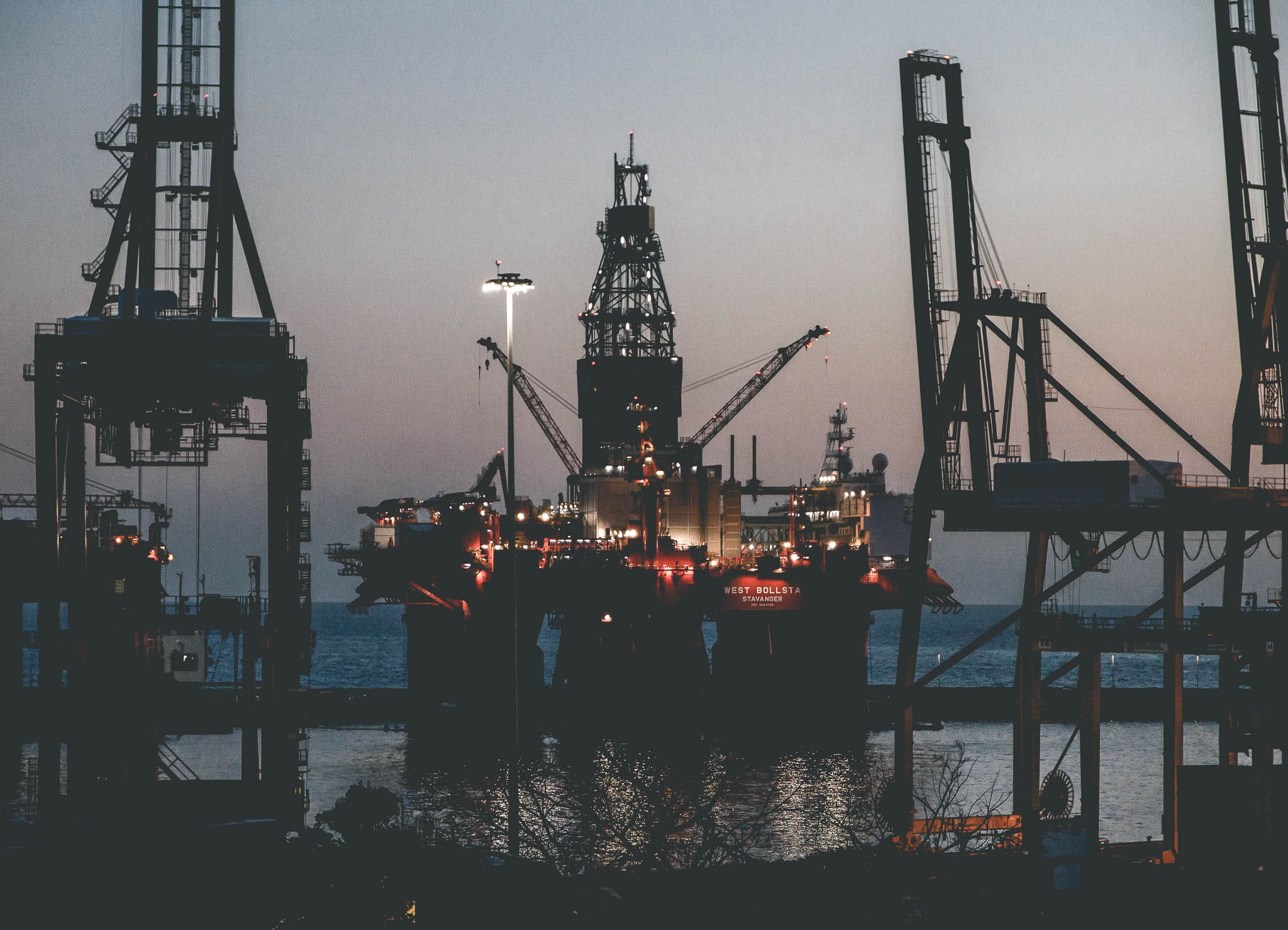 Mysterie ontrafeld: zo komen olieplatformen in het midden van de oceaan
