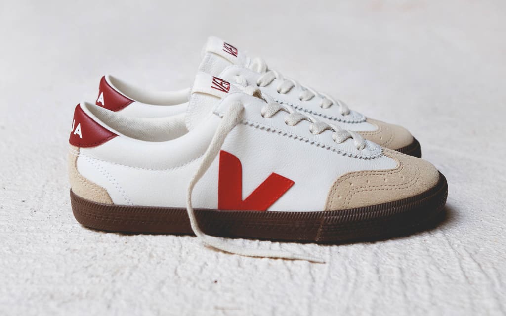 VEJA VOLLEY, <strong>VEJA schiet Samba&#8217;s</strong> van de Braziliaanse sneakertroon met VOLLEY
