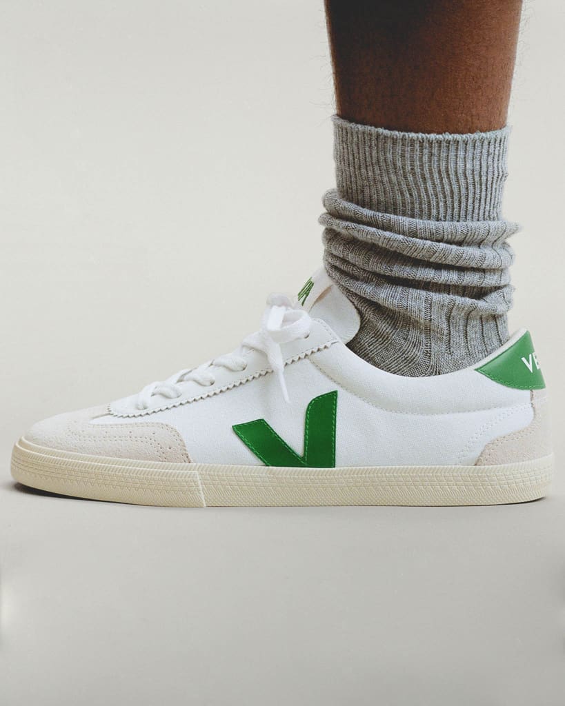 VEJA VOLLEY, <strong>VEJA schiet Samba&#8217;s</strong> van de Braziliaanse sneakertroon met VOLLEY