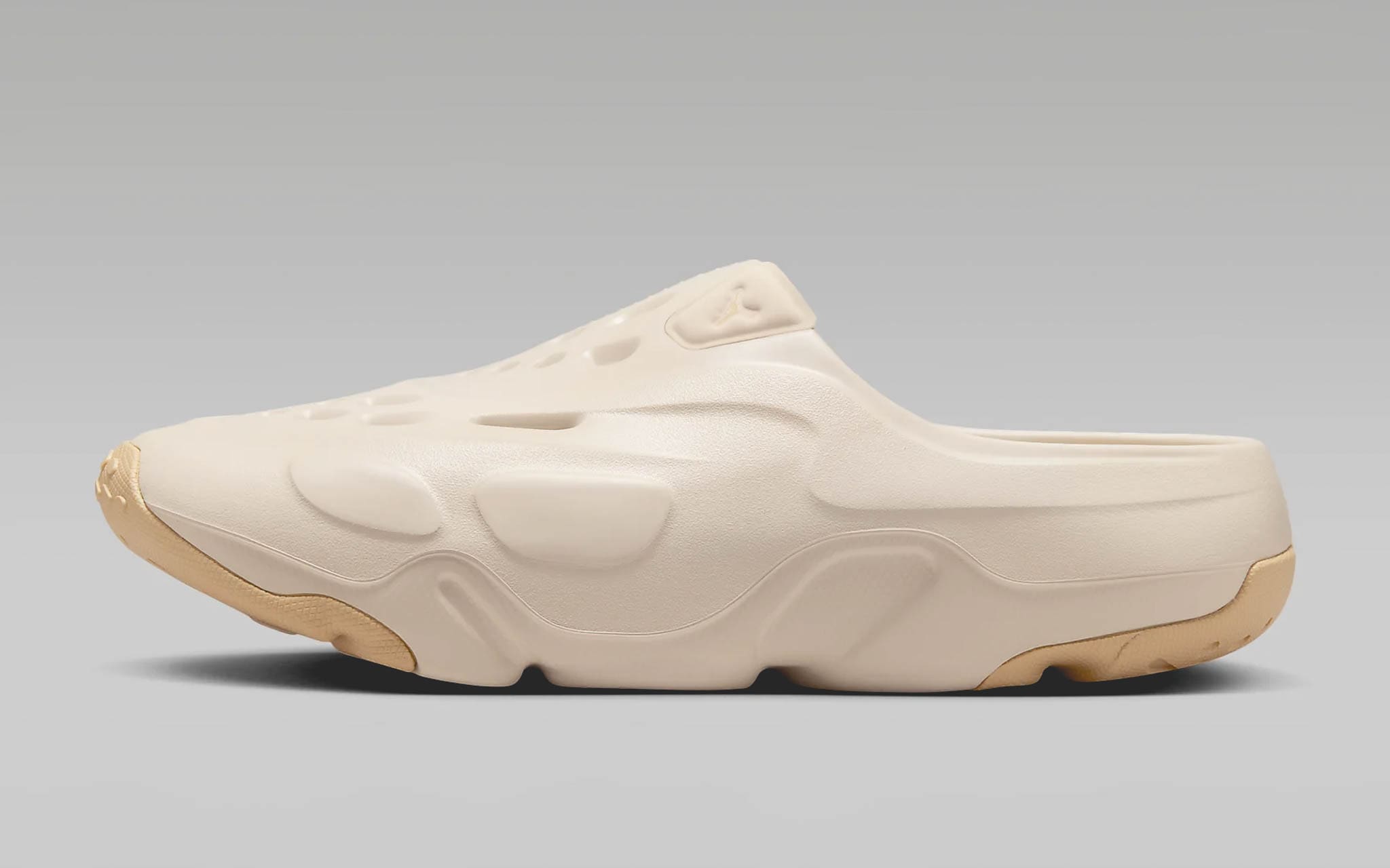 Jordan stapt ook in de foam-boot met Roam Slides
