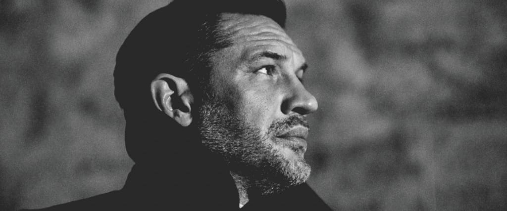 Tom Hardy maakt ons zelfs fan van… parfumreclames